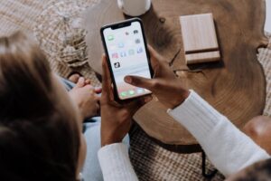 vrouw houdt smartphone vast